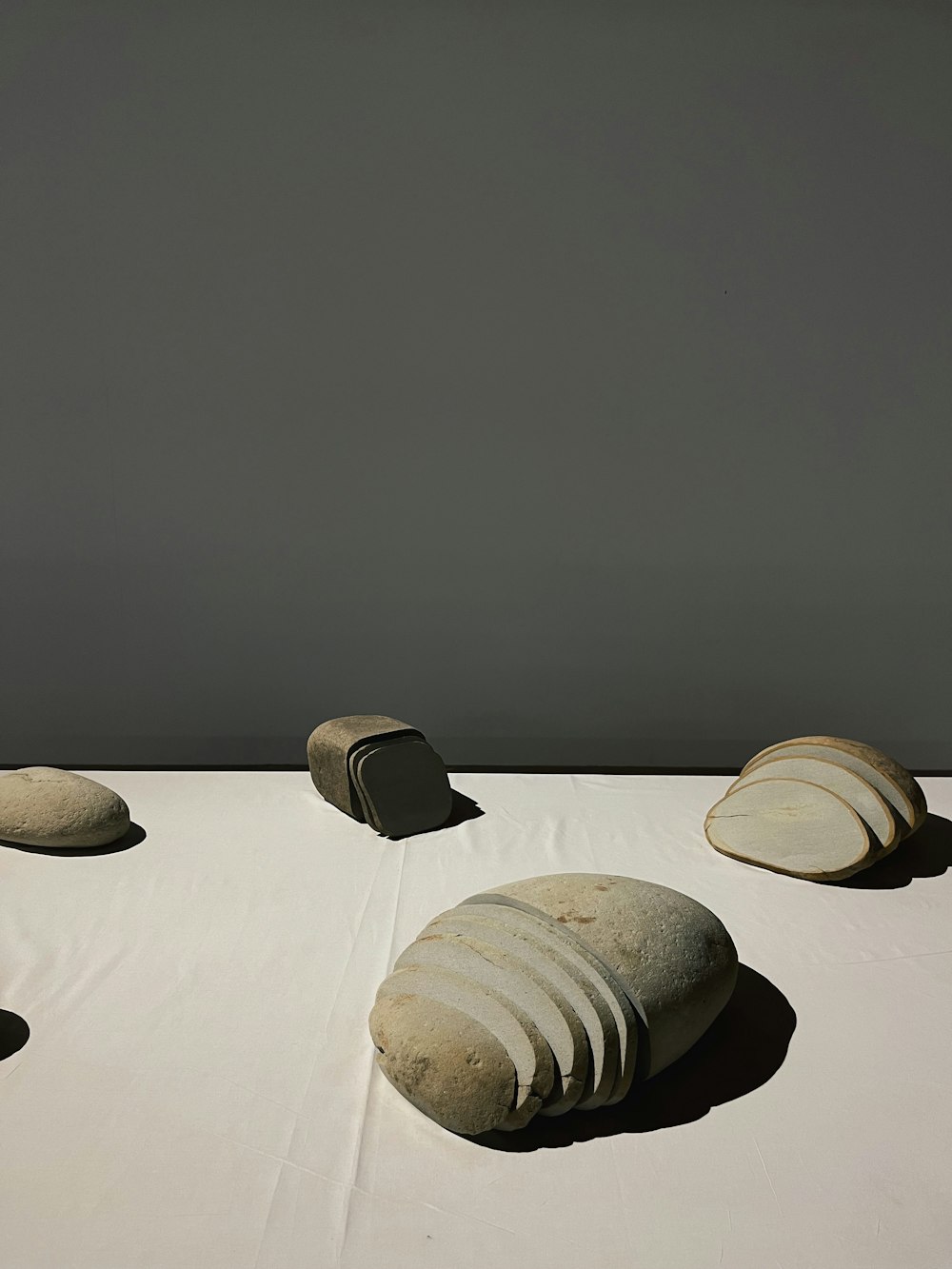 un grupo de rocas sentadas sobre una sábana blanca