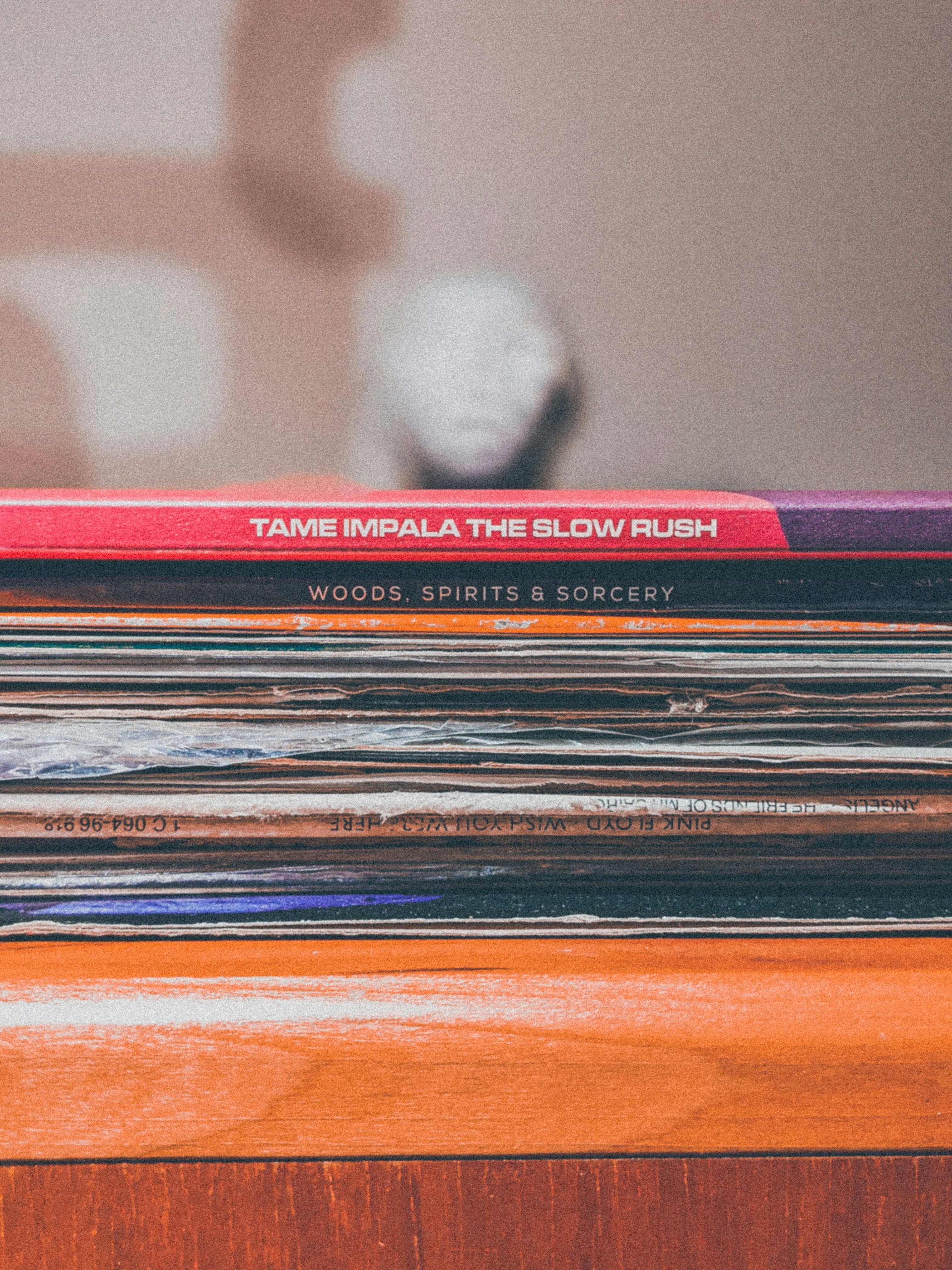 uma pilha de discos sentada em cima de uma mesa de madeira