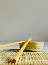 Piezas de sushi servidas sobre una tabla