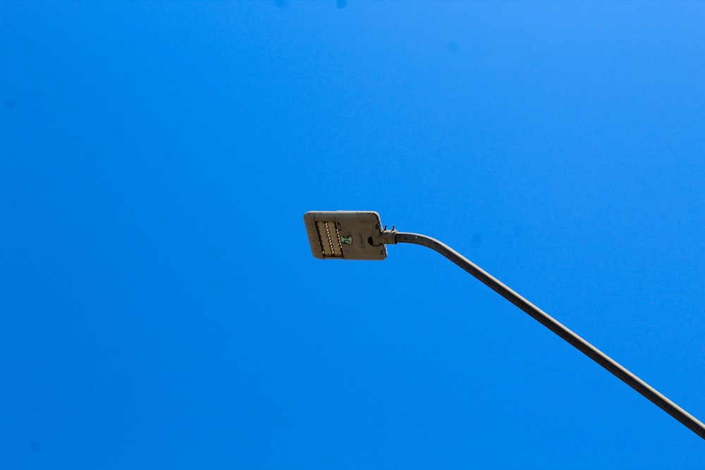 eine Straßenlaterne mit blauem Himmel im Hintergrund