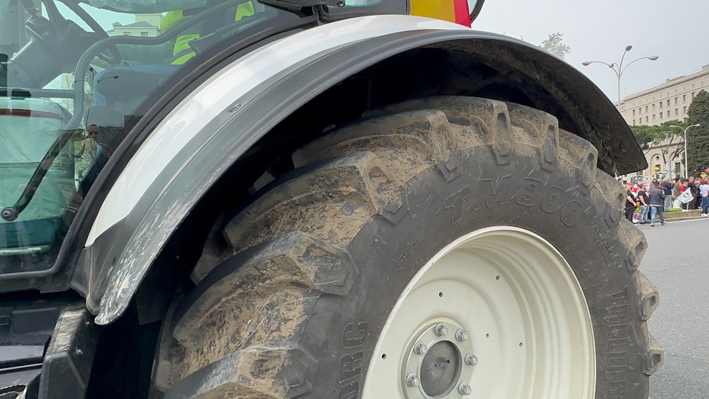 un gros tracteur garé sur le bord d’une route