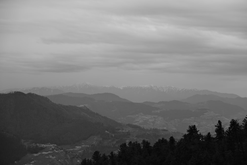 산맥의 흑백 사진