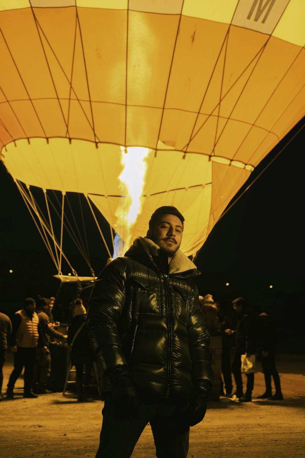 Un hombre parado frente a un globo aerostático