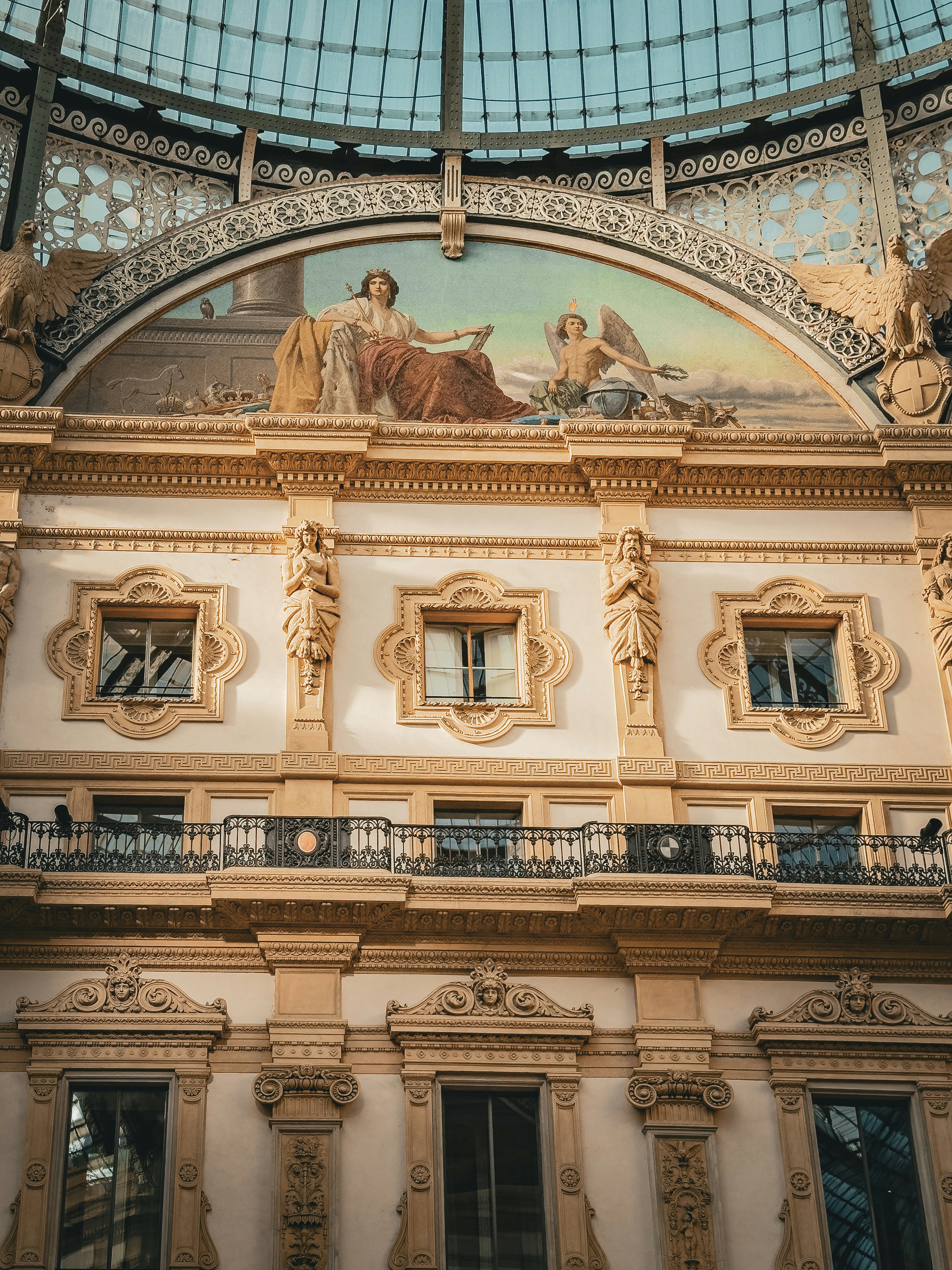 um prédio com uma pintura ao lado