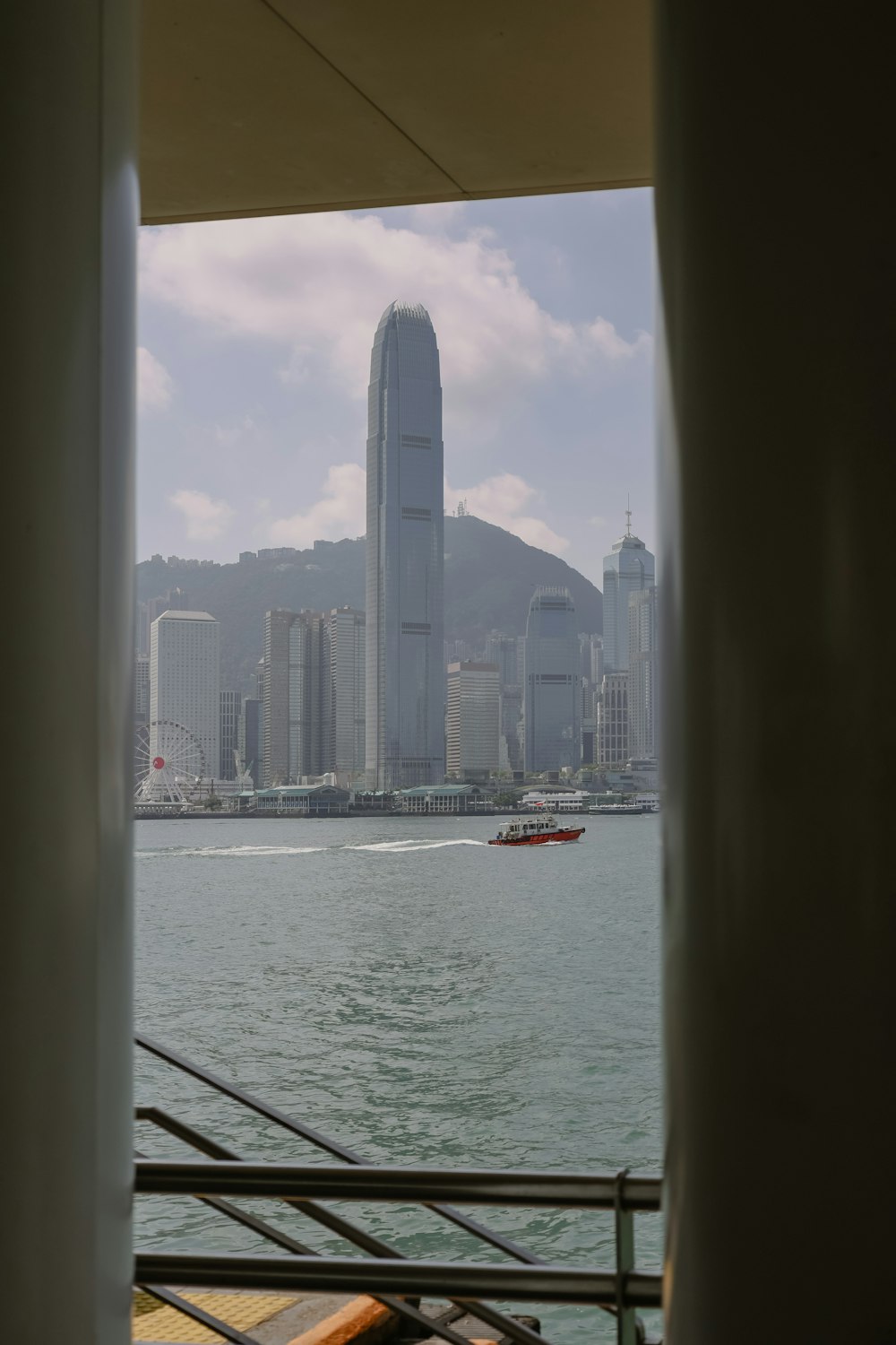 Una vista de una ciudad desde un barco en el agua