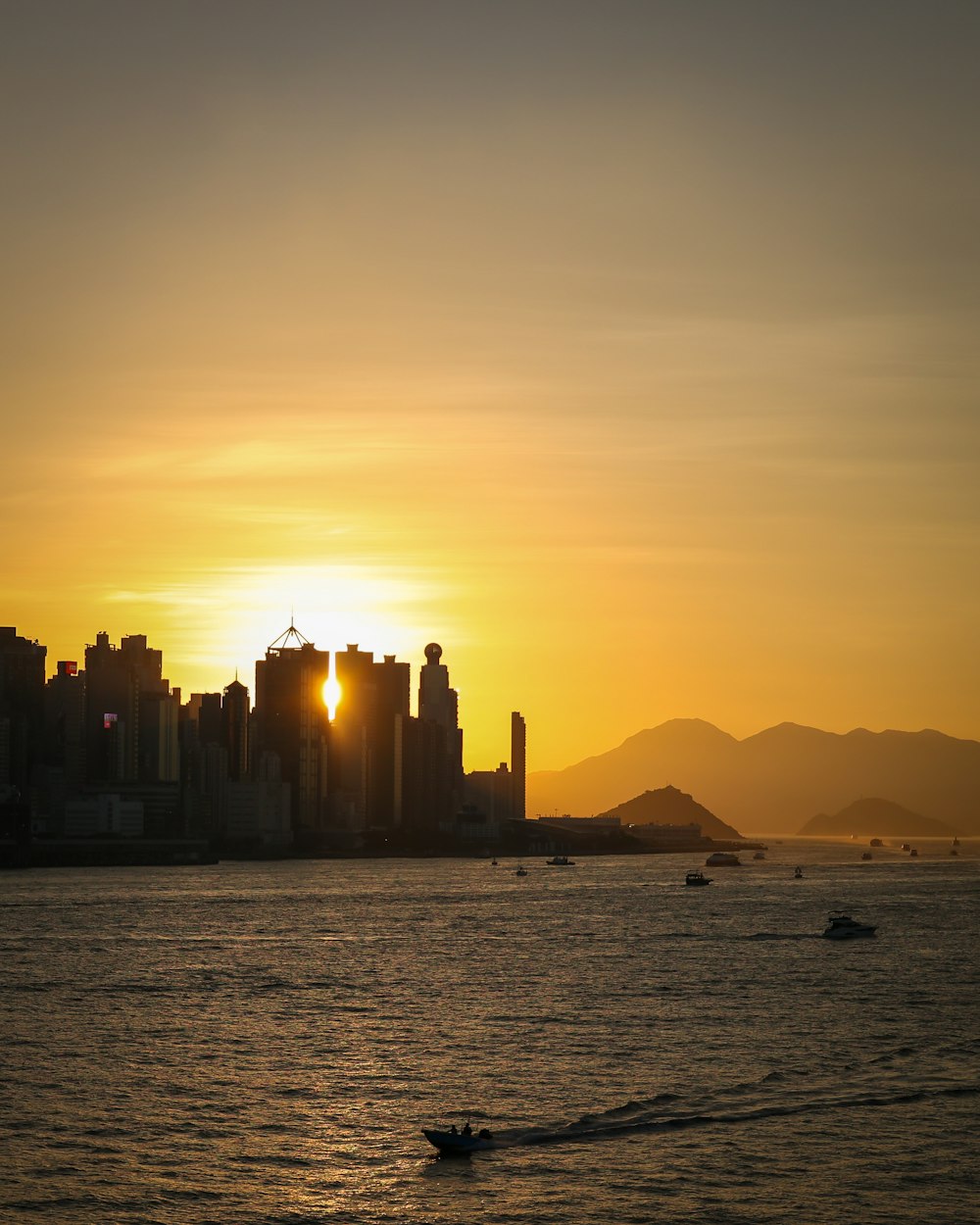 El sol se está poniendo sobre una gran ciudad