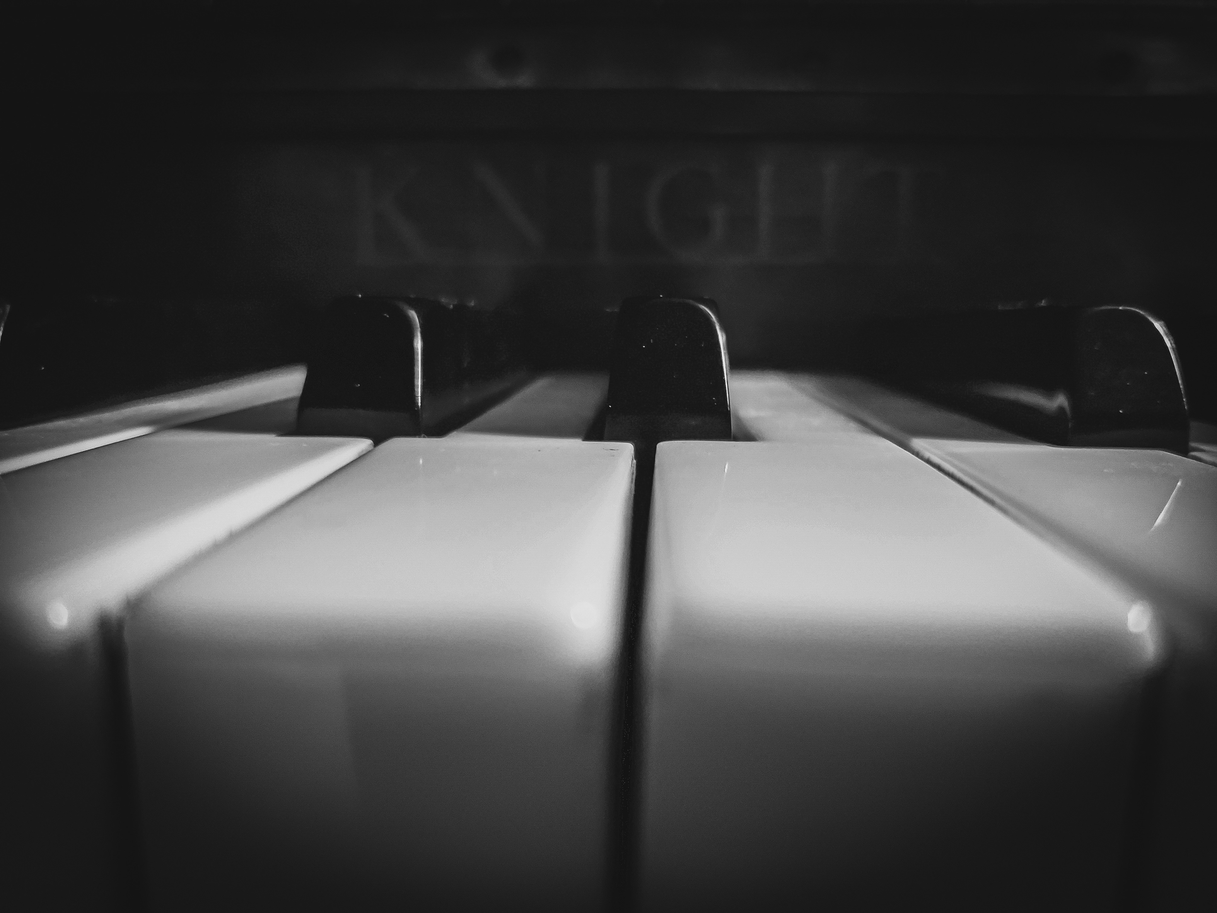 une photo en noir et blanc d’un piano