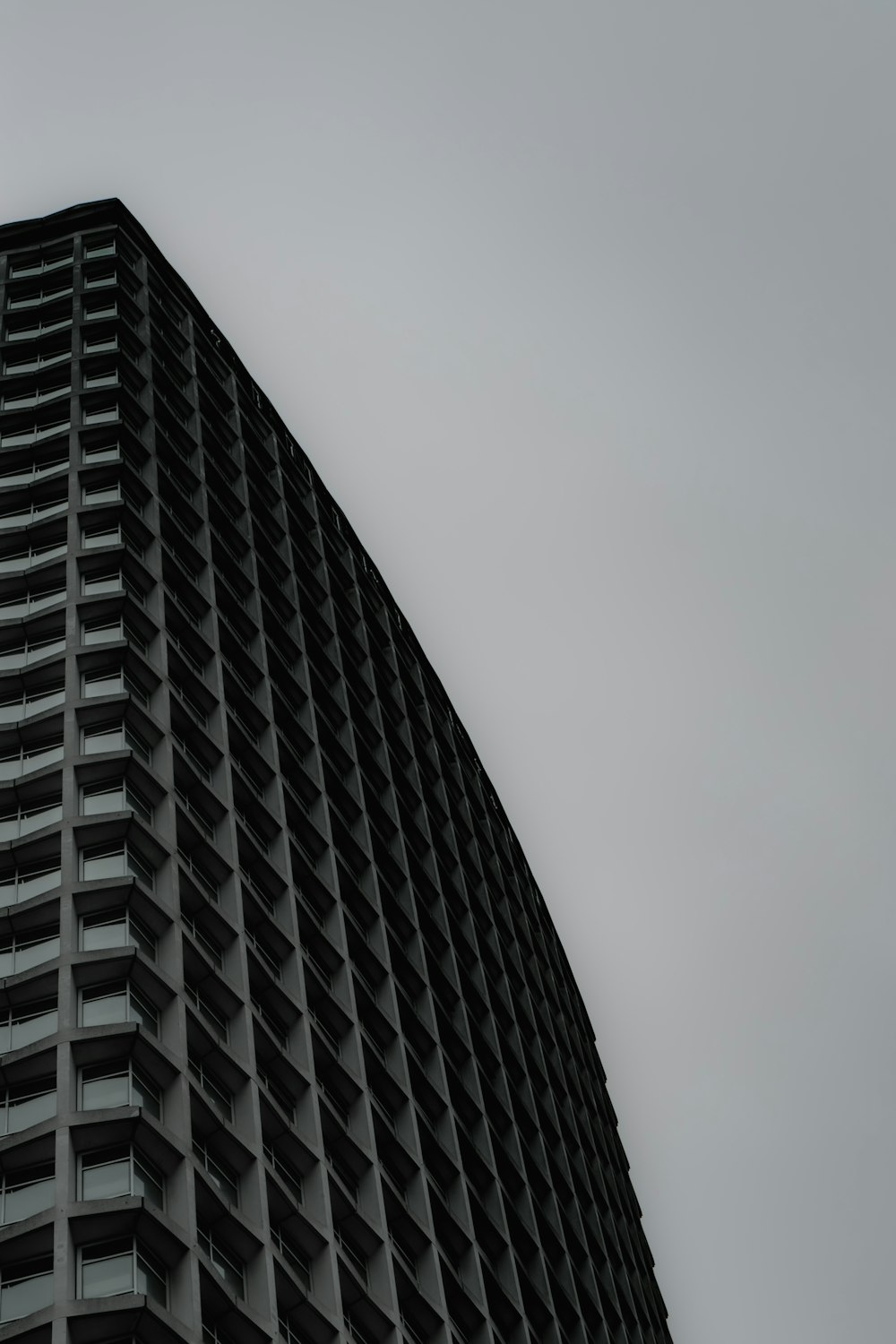 Un edificio alto con balcones en la parte superior