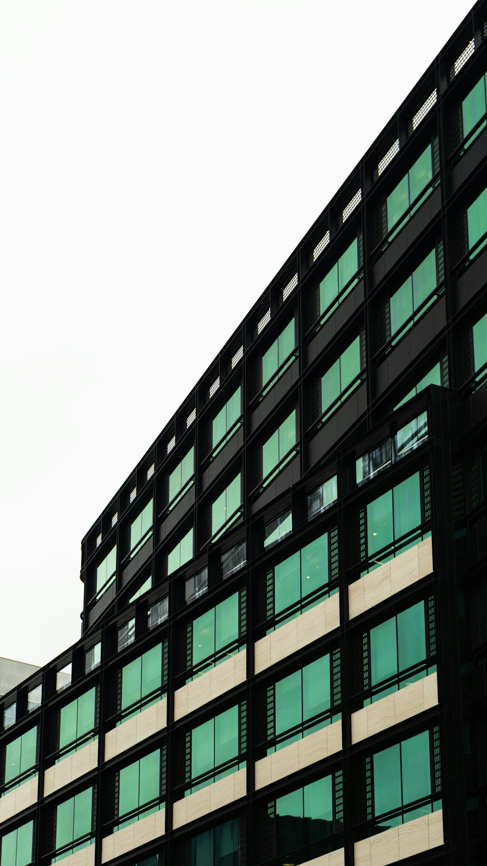 un gran edificio con un reloj a un lado