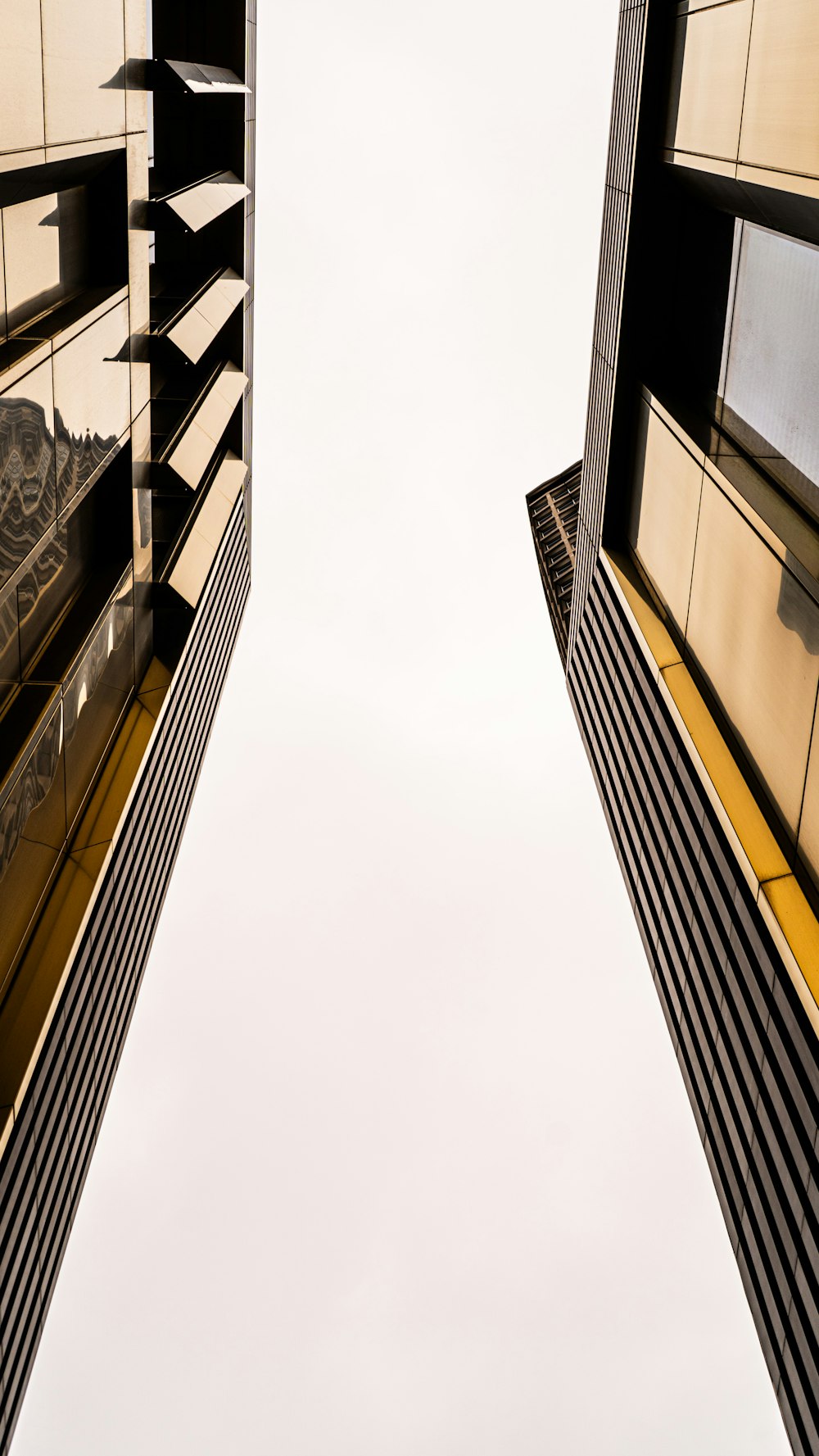 mirando hacia arriba a dos edificios altos en una ciudad