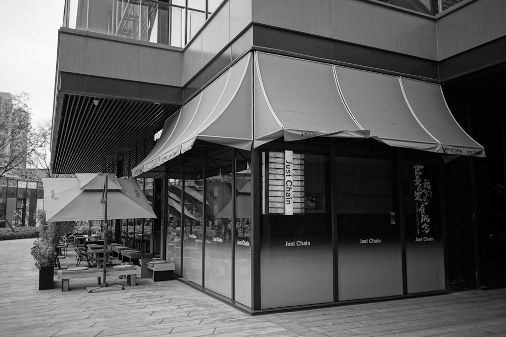 Una foto en blanco y negro de la fachada de una tienda