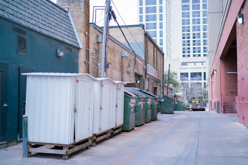 una fila di container seduti sul ciglio di una strada