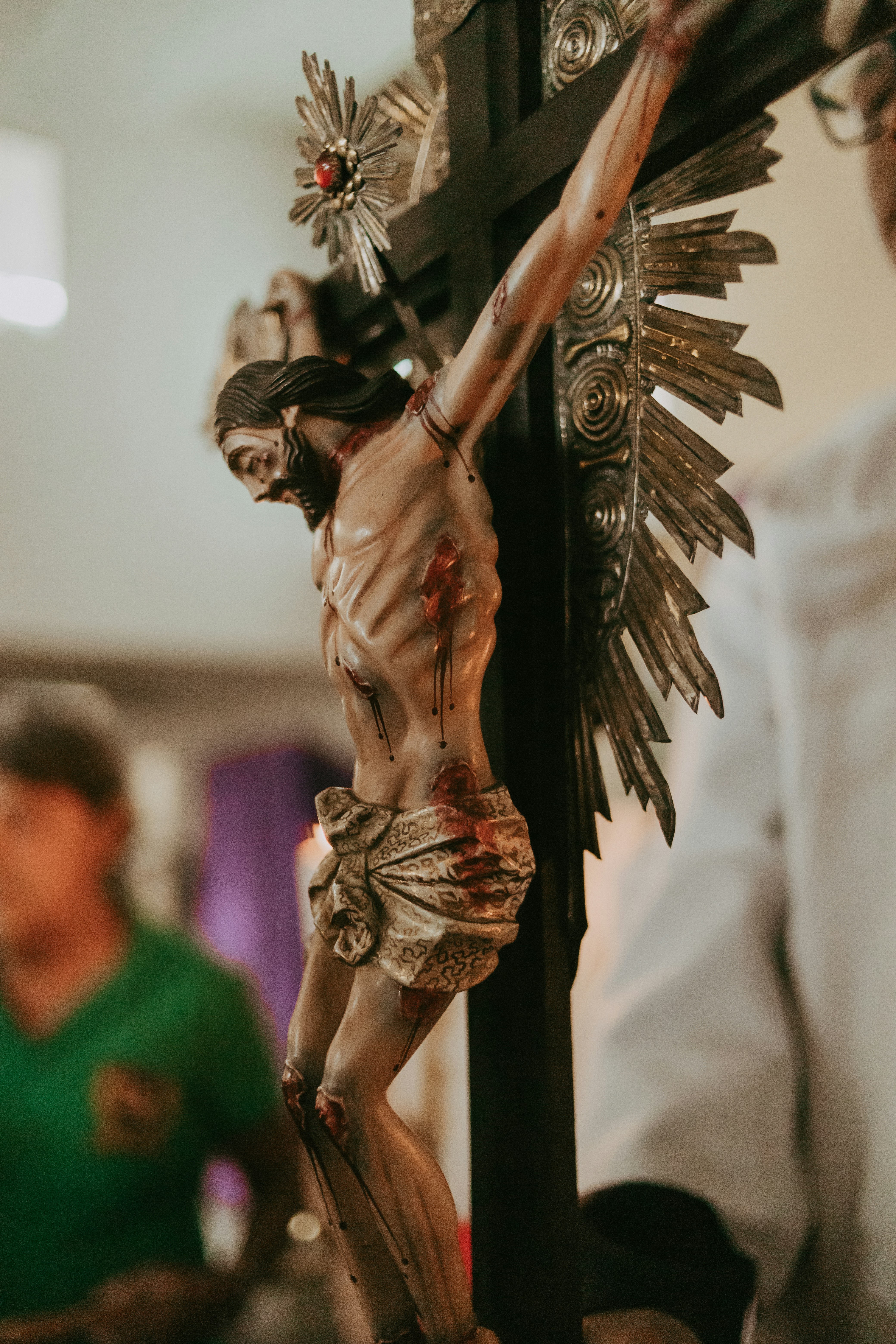 un crucifijo de madera con un hombre en él