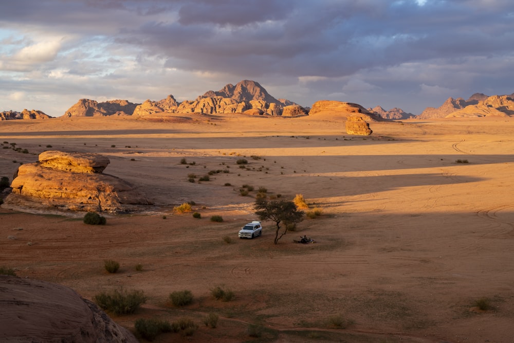 Une voiture garée au milieu d’un désert