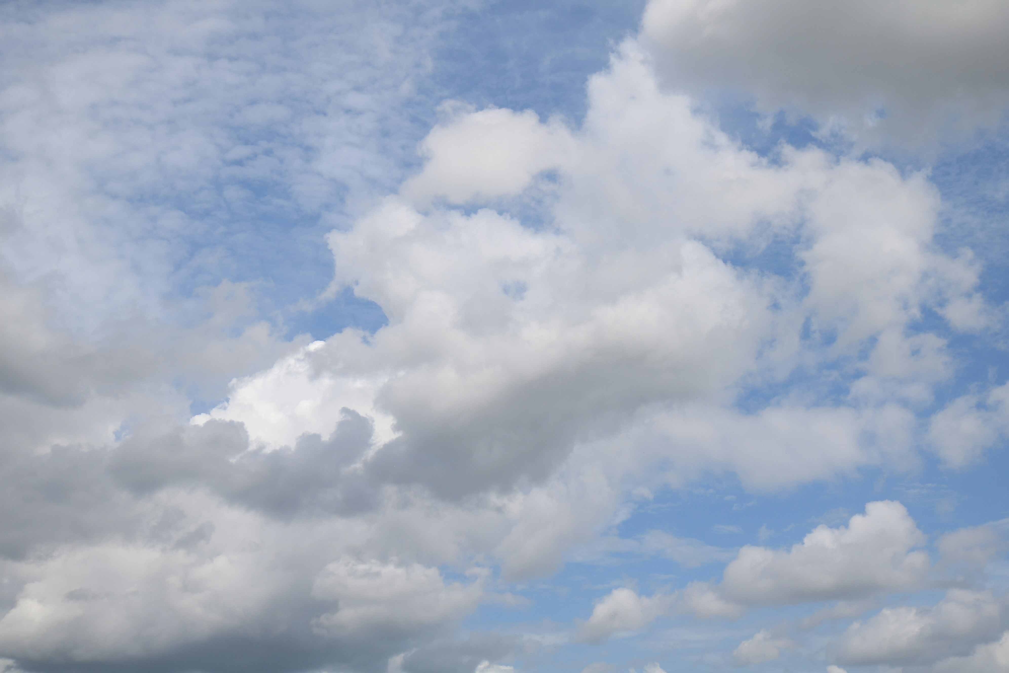 Foto langit biru bisa digunakan untuk background desai atau ilustrasi.