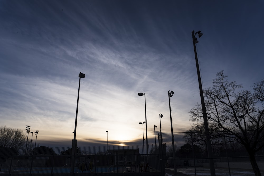 Die Sonne geht hinter einigen Straßenlaternen unter