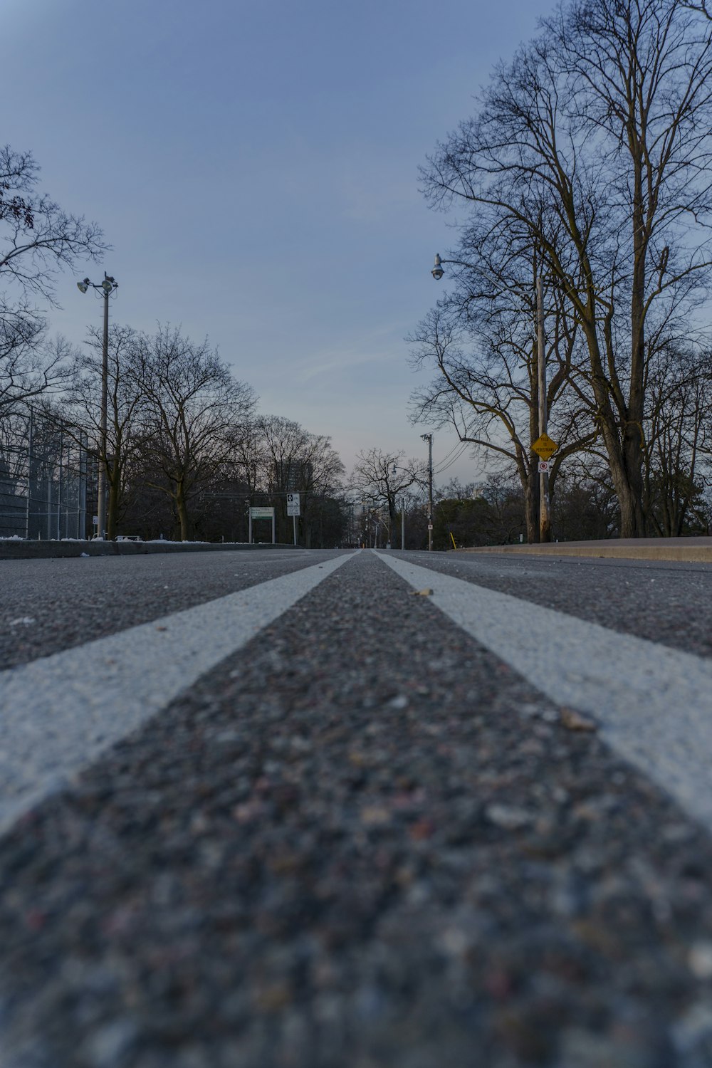 eine Straße mit einer weißen Linie in der Mitte