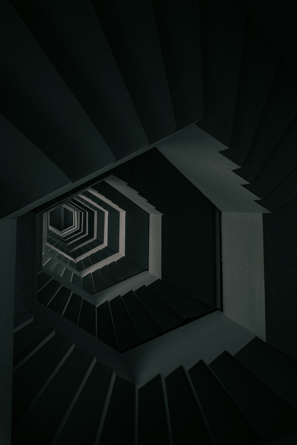 une photo en noir et blanc d’un escalier en colimaçon