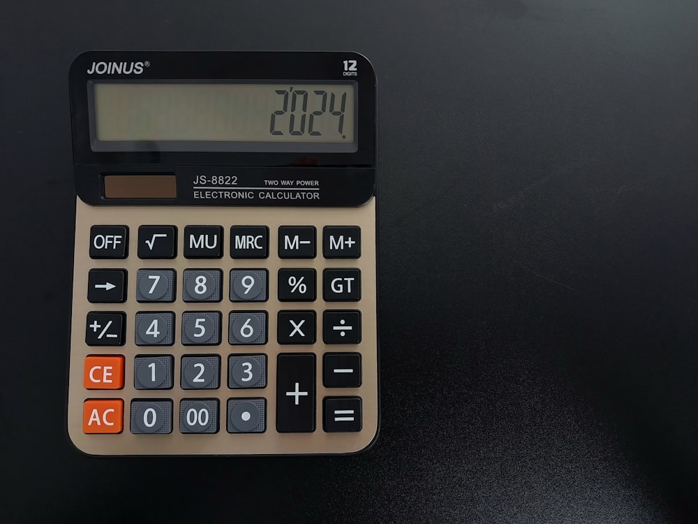 una calcolatrice seduta sopra un tavolo