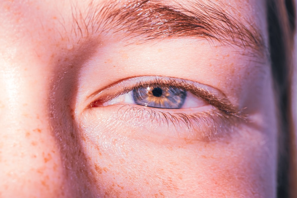 Eine Nahaufnahme des blauen Auges einer Person