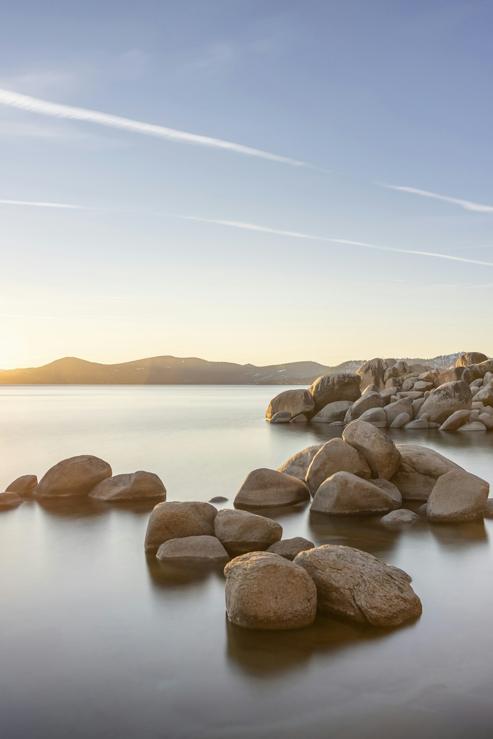 une grande étendue d’eau entourée de rochers