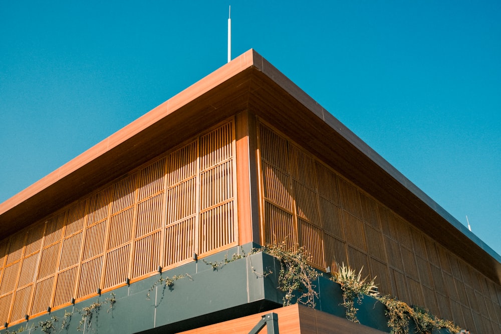 Un edificio alto con una cruz en la parte superior