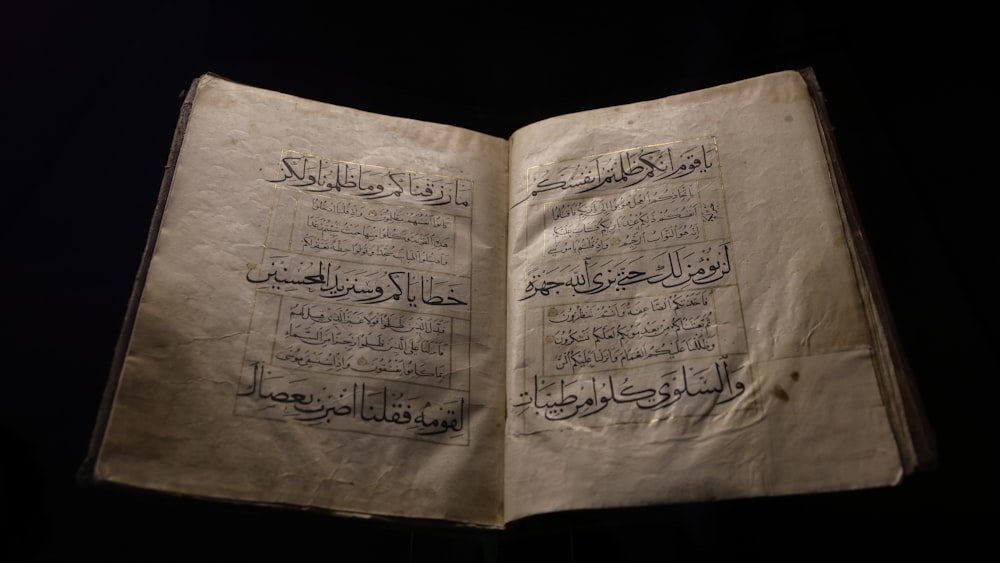 아랍어 글씨가 쓰여진 펼쳐진 책