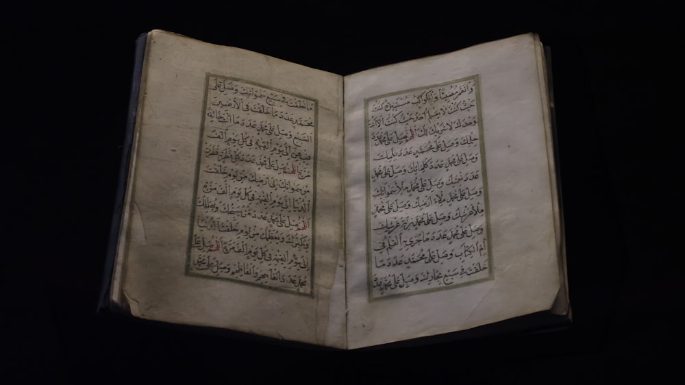 Ein offenes Buch mit arabischer Schrift darauf