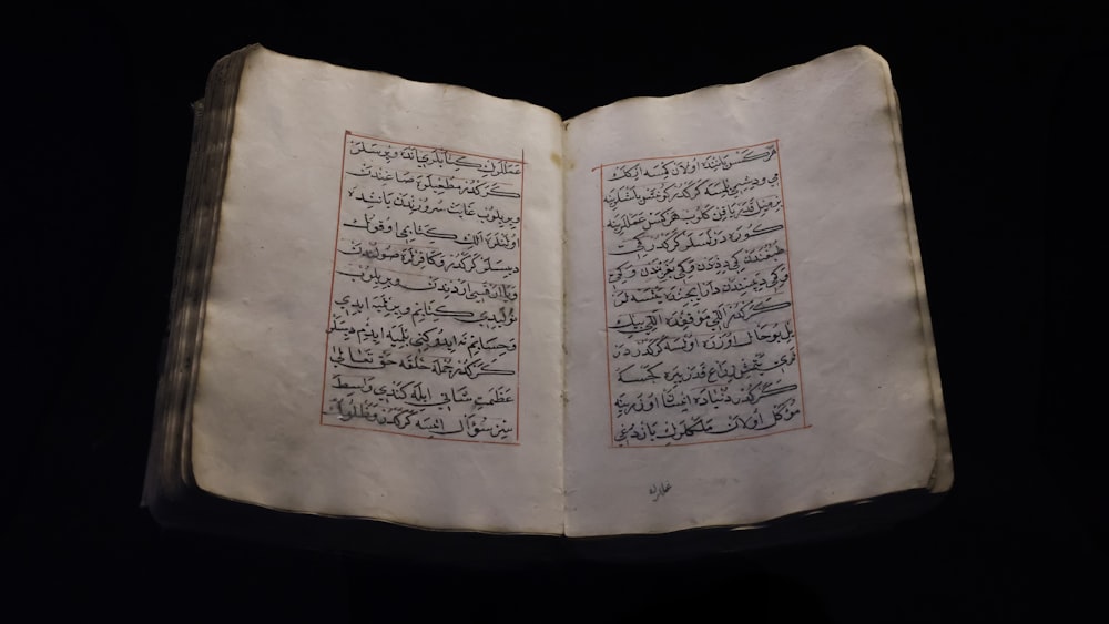 Um livro aberto com escrita árabe