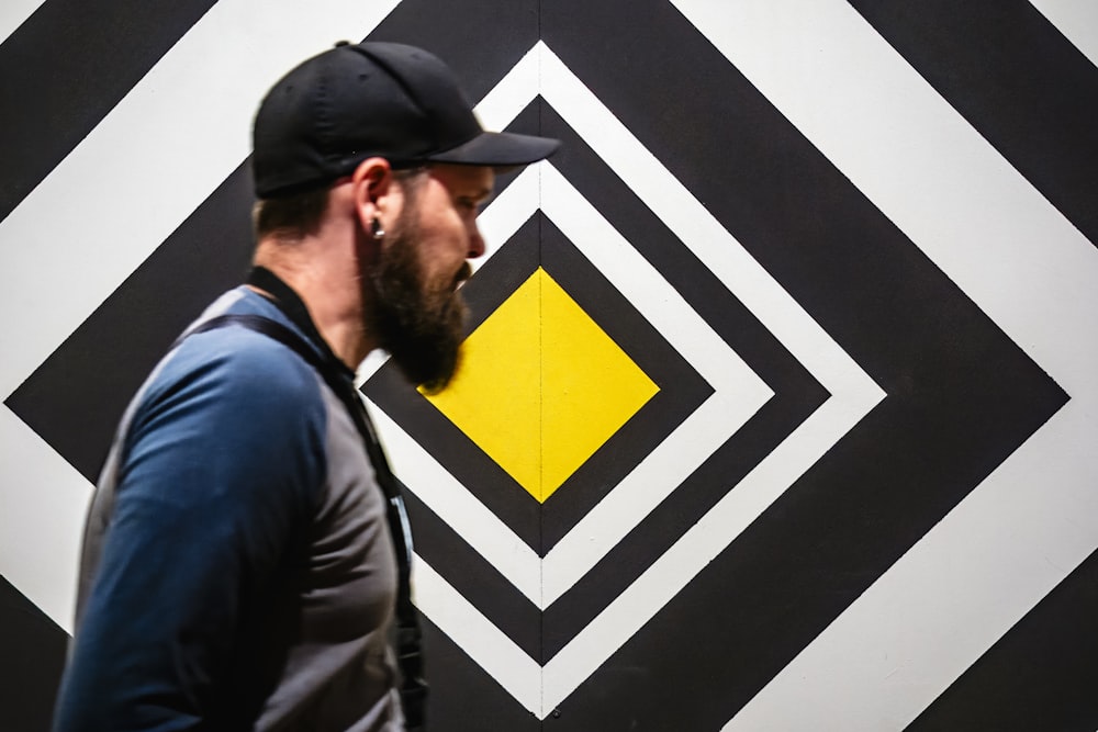 un homme avec une barbe portant une casquette de baseball