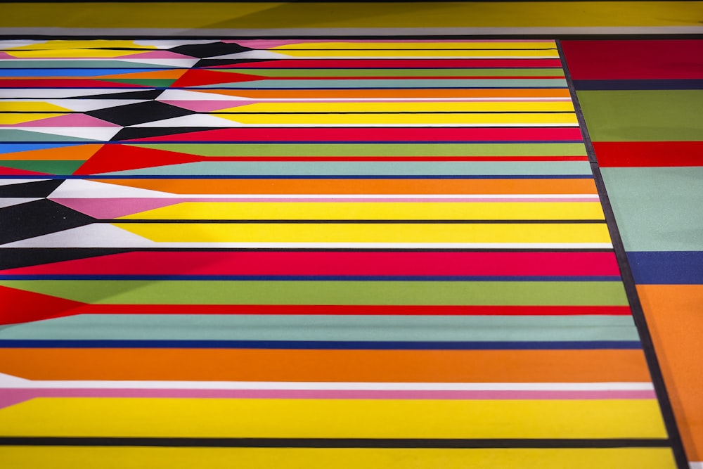 une peinture d’un motif multicolore sur le sol