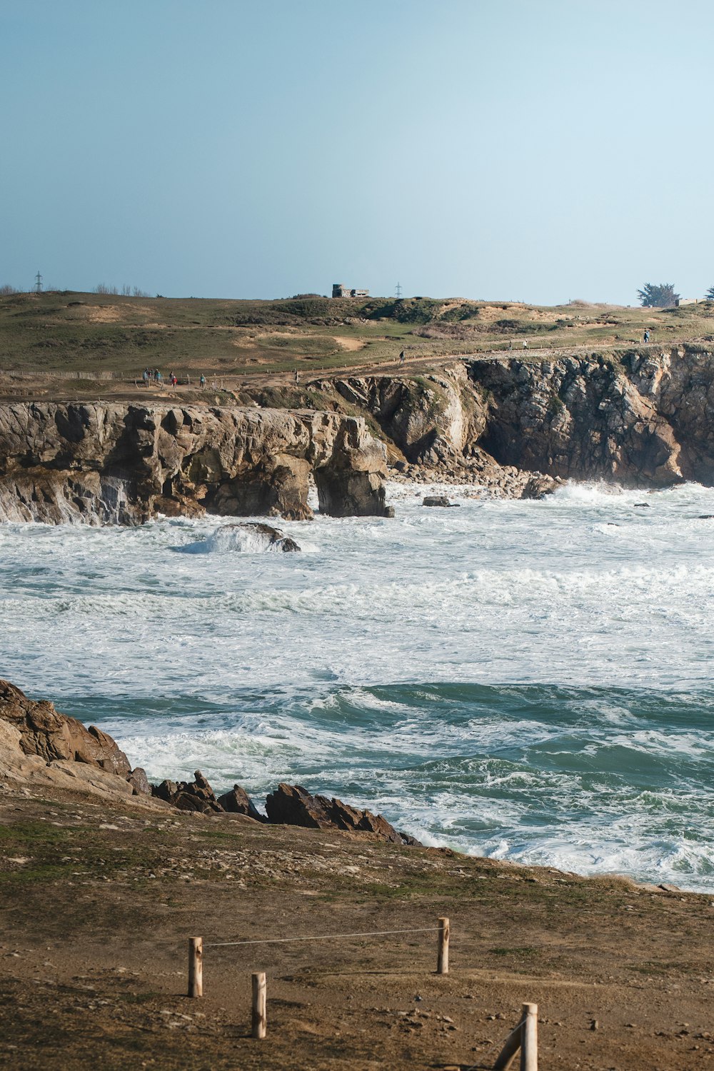 uma vista de um corpo de água perto de uma costa rochosa