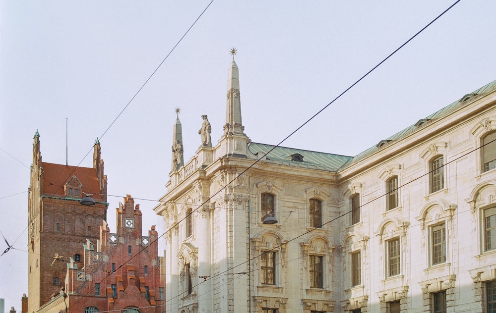 un grande edificio con un orologio in cima