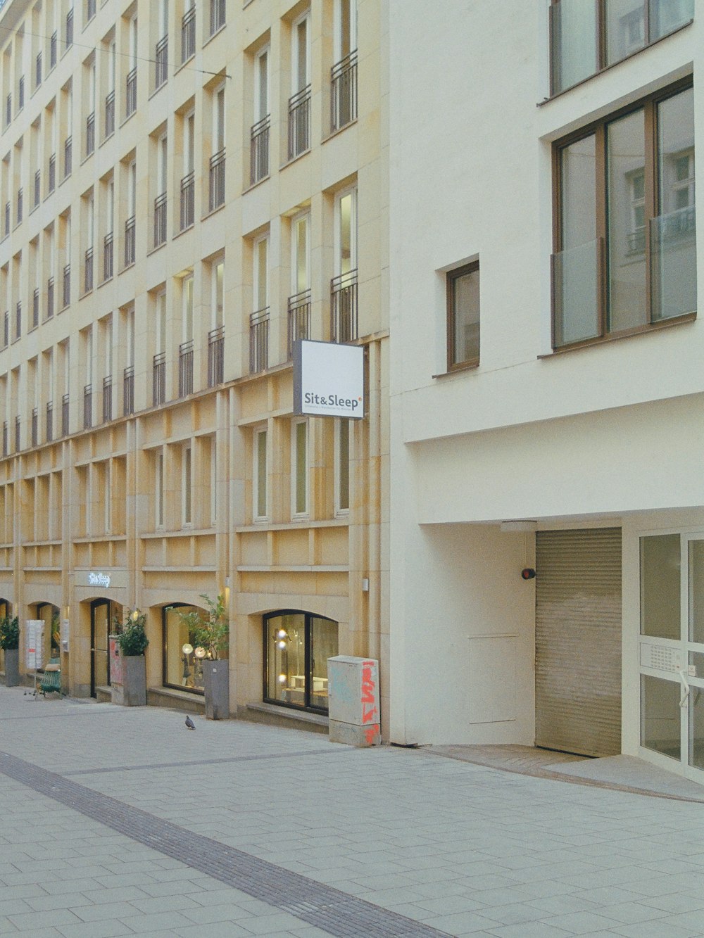 un edificio con un'insegna sul lato