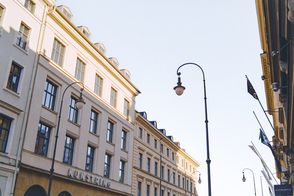 uma fileira de edifícios em uma rua da cidade