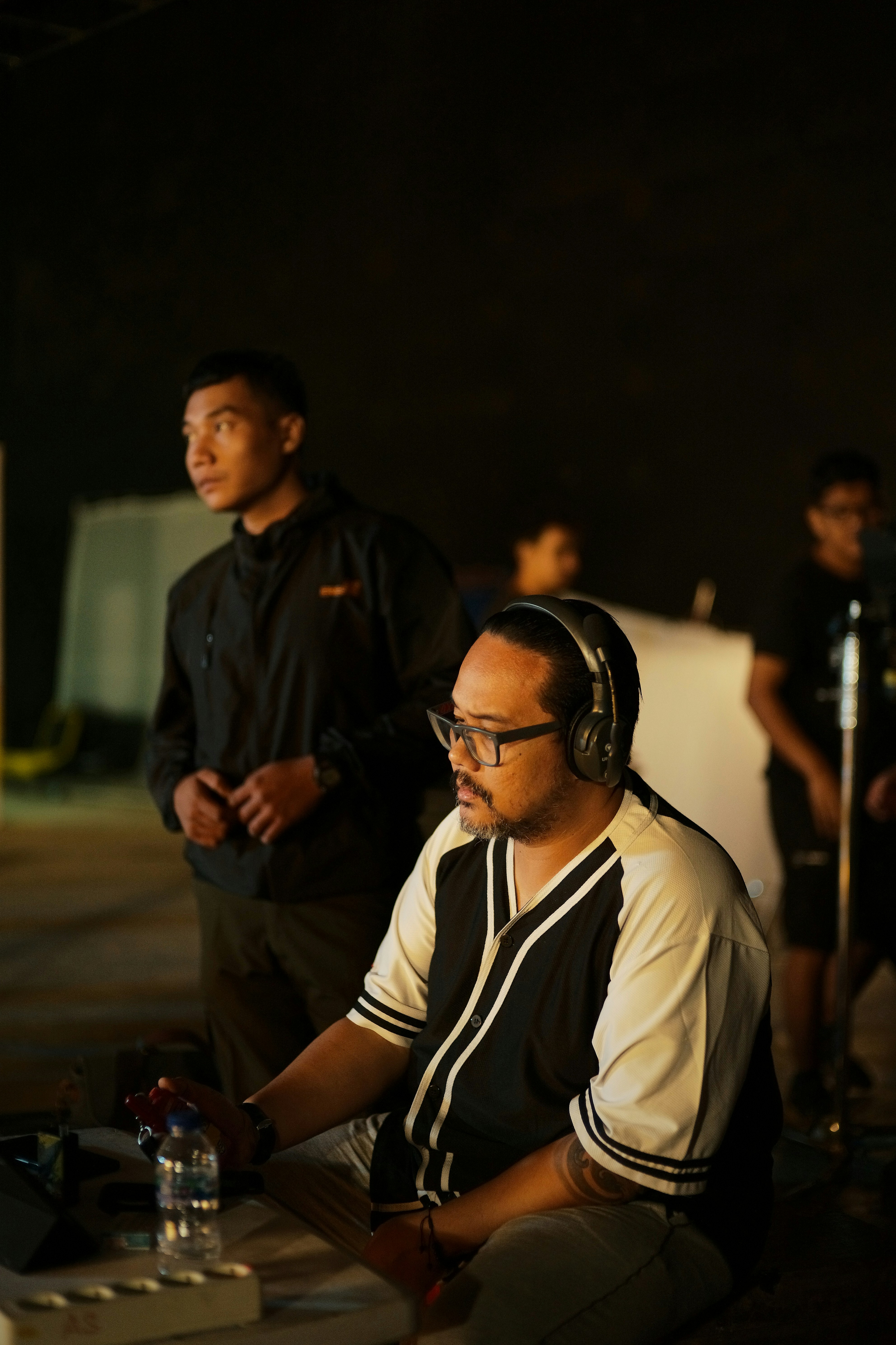 Seorang pria duduk di meja dengan headphone