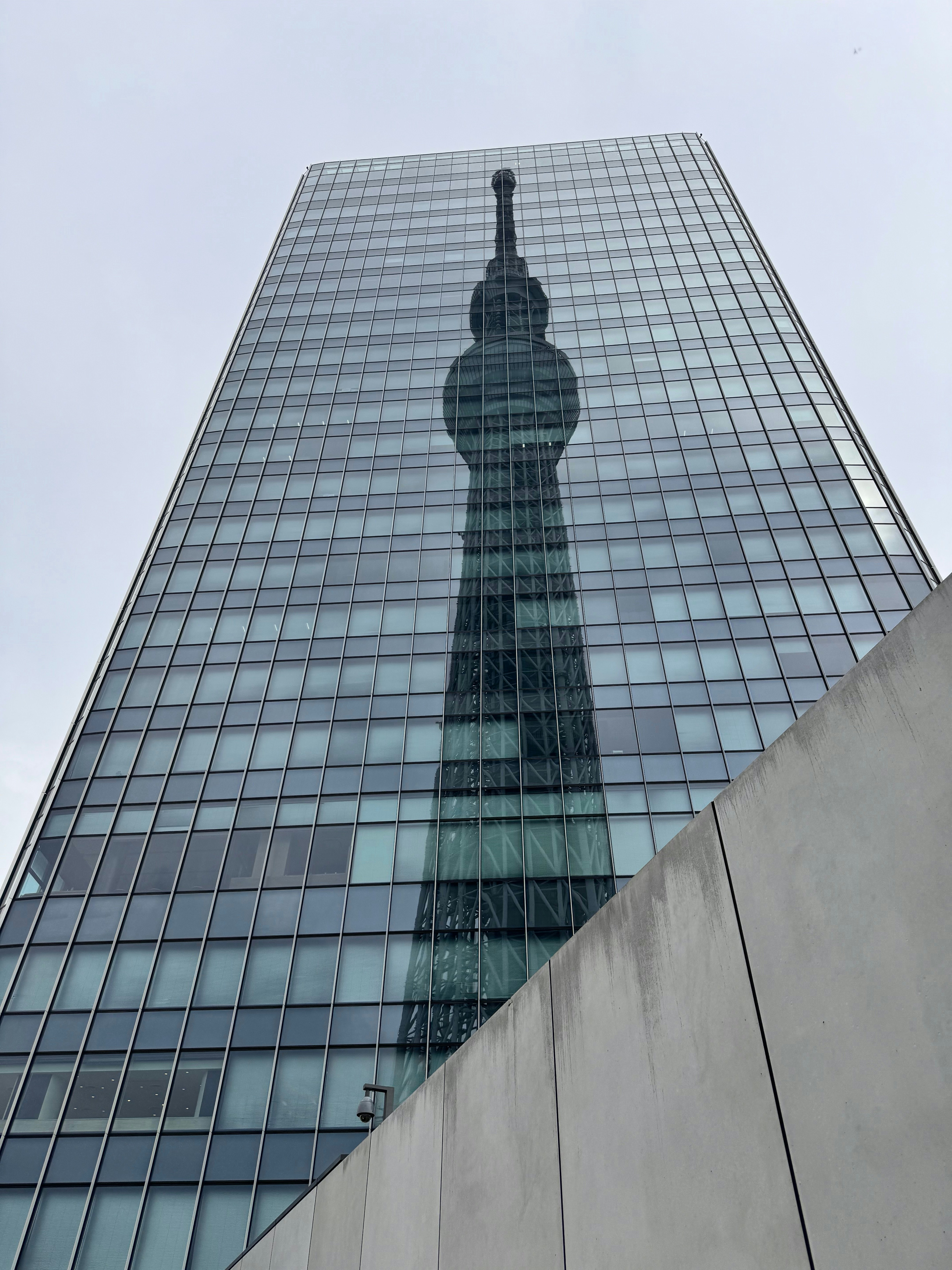 Un edificio muy alto con un reloj a un lado