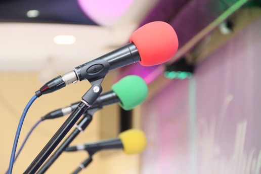 a microphone that is sitting in front of a wall