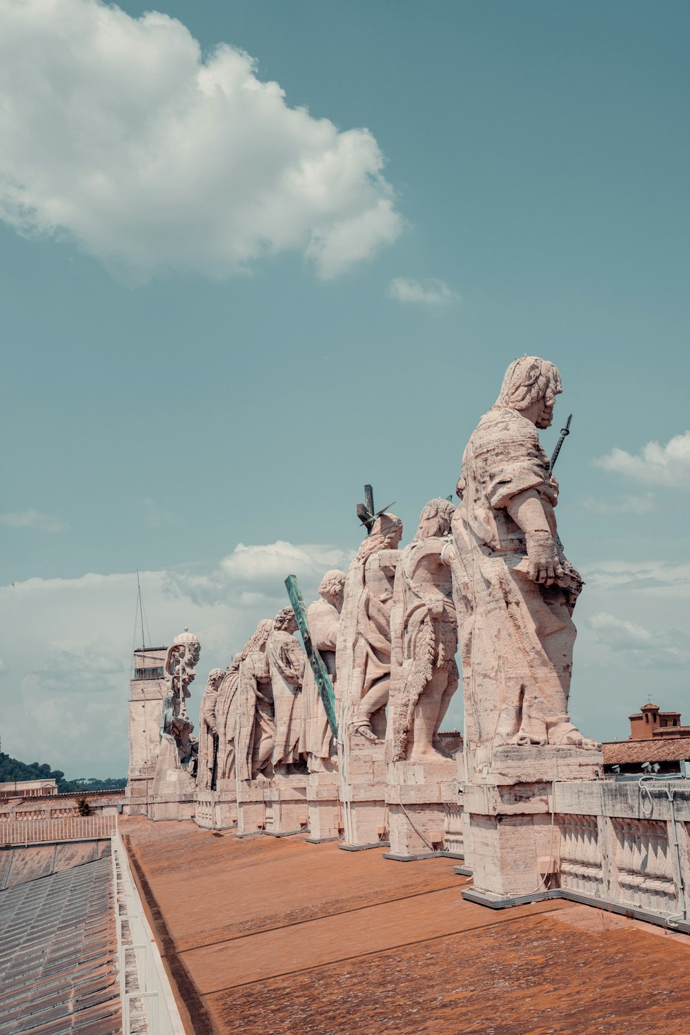 eine Gruppe von Statuen, die auf einem Dach sitzen