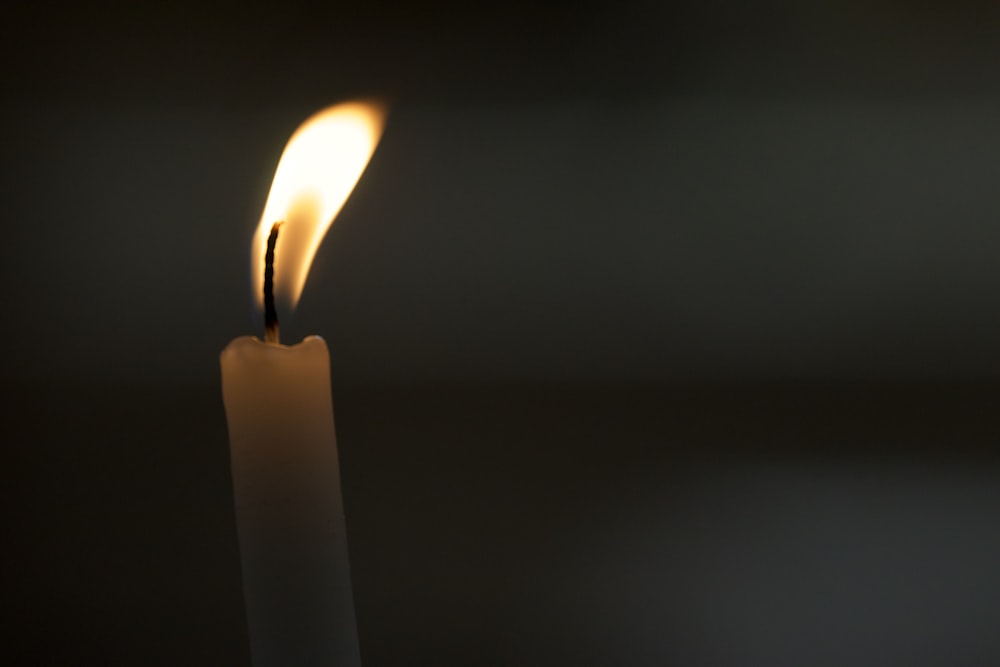 una vela encendida con un fondo negro