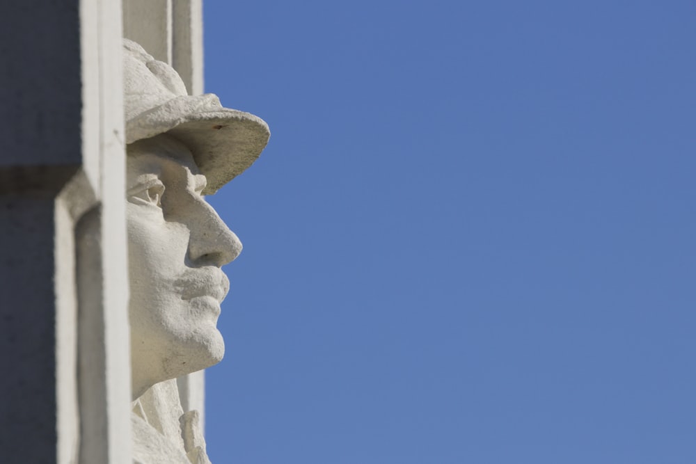 Un primer plano de una estatua de un hombre con sombrero