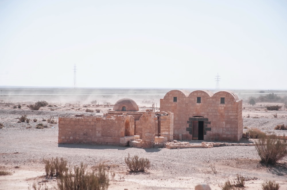 Un vecchio edificio in mezzo al deserto
