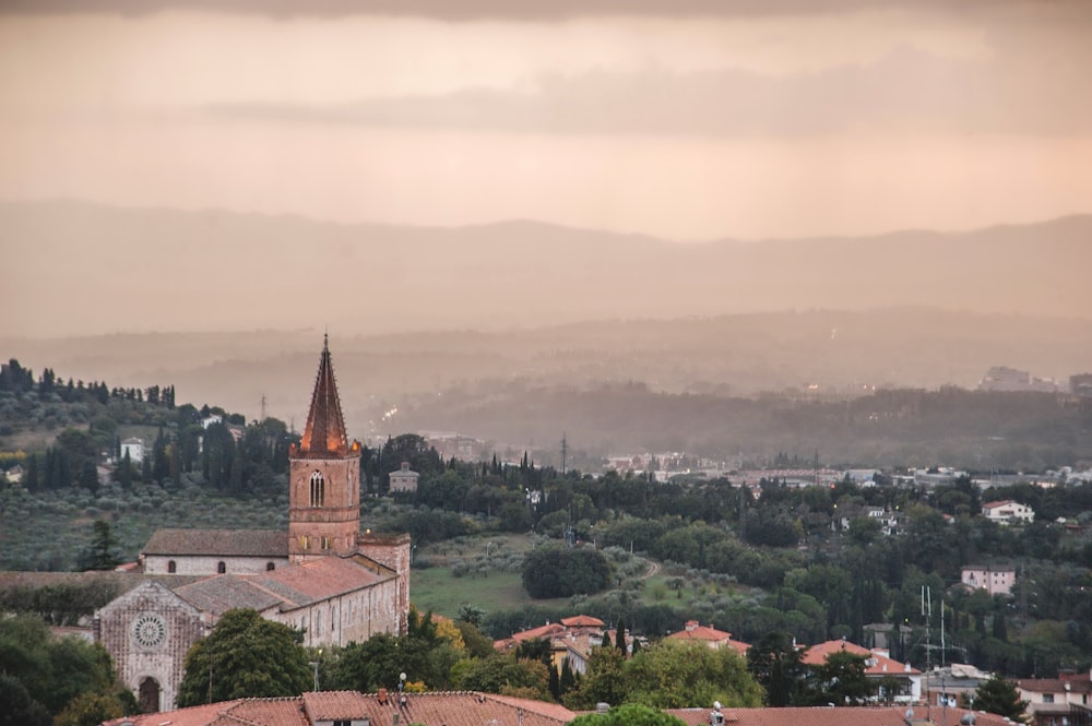 una veduta di una città con un campanile