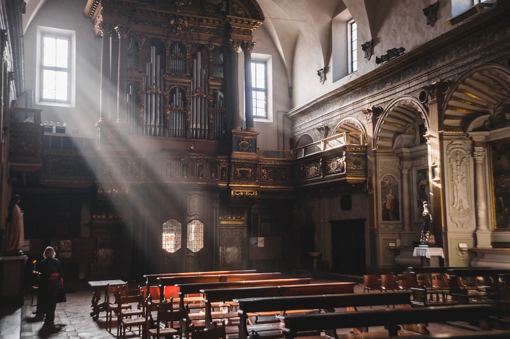 uma igreja cheia de muitos bancos de madeira