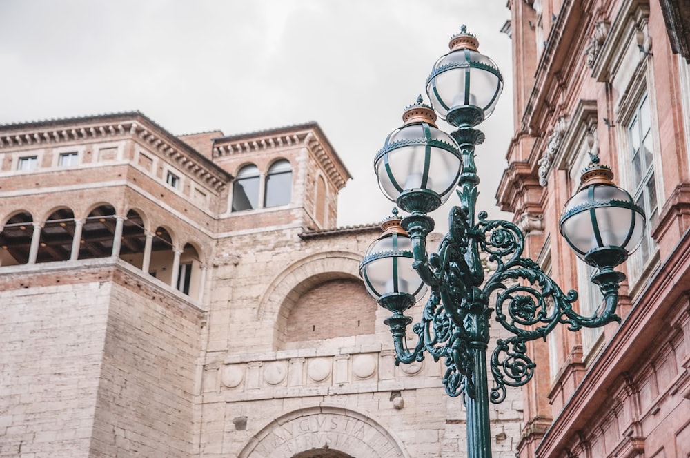 un lampadaire devant un immeuble