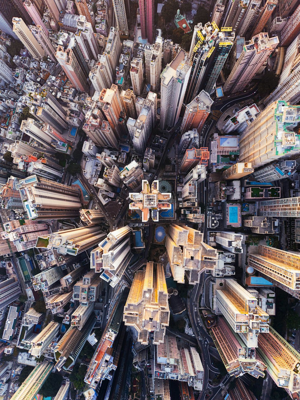 Eine Luftaufnahme einer Stadt mit hohen Gebäuden