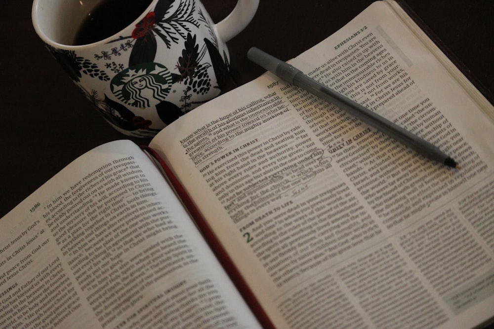 una tazza di caffè e un libro su un tavolo