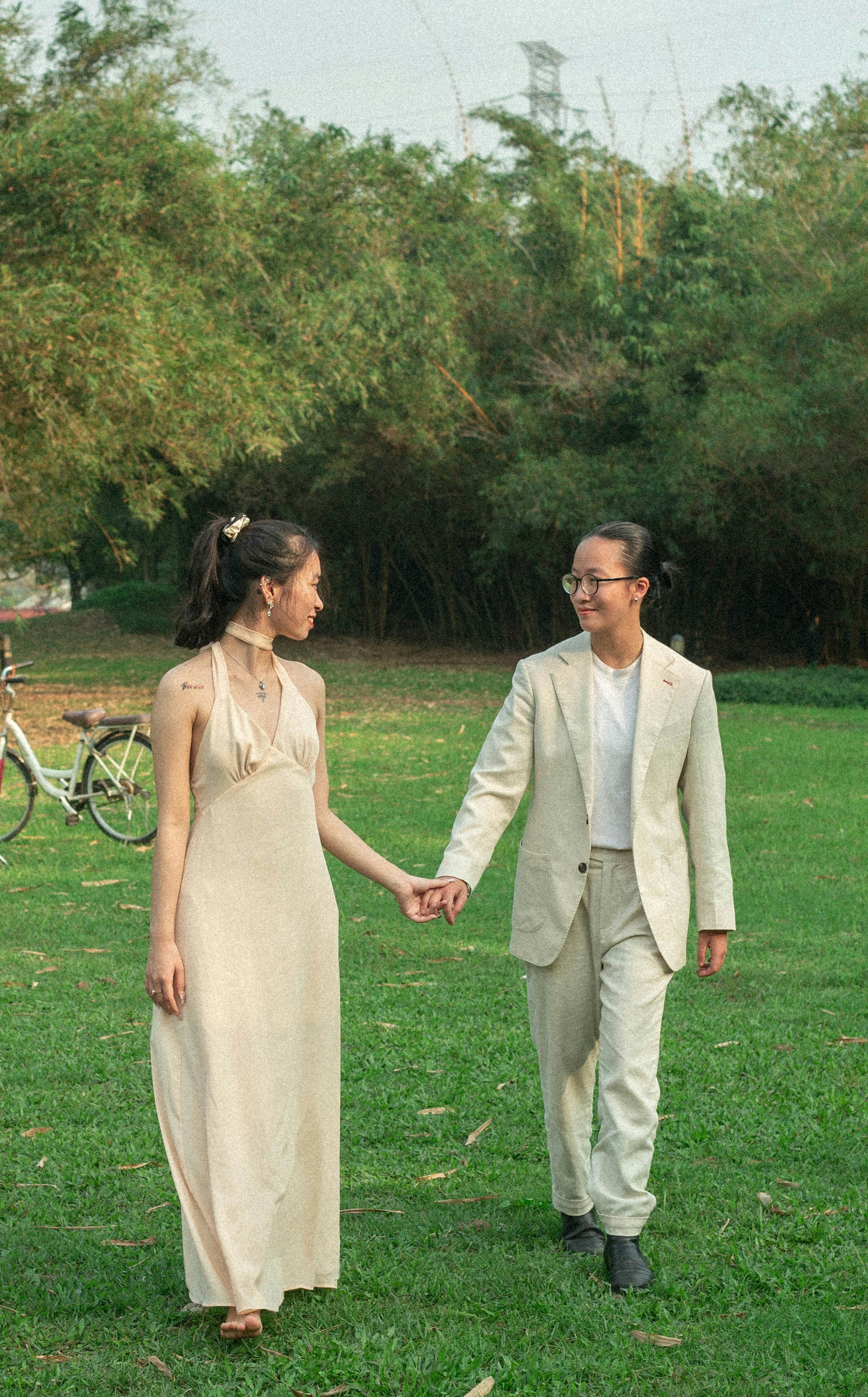 A man and a woman holding hands in a field photo – Free Portrait Image ...