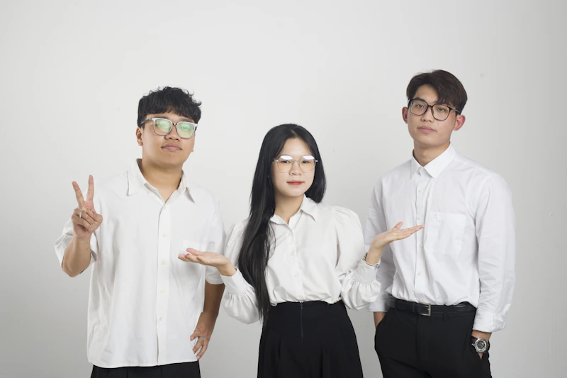 grupo de profesionales elegantes buscando conexiones reales