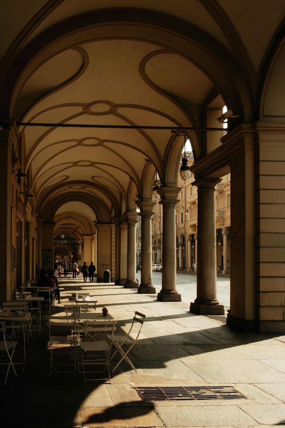 una fila di tavoli e sedie in un edificio